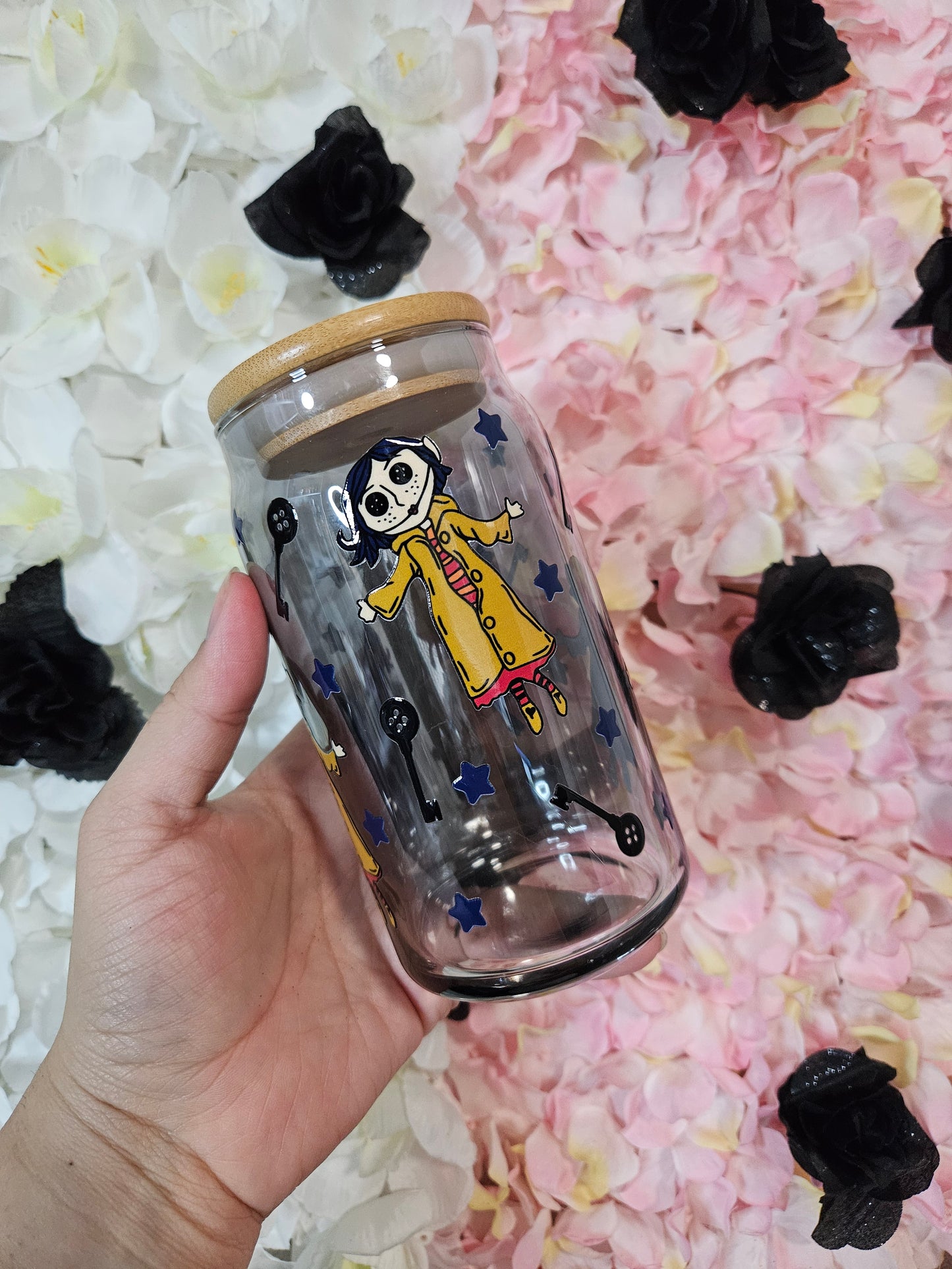 Vaso de cristal ahumado de 16 oz de Coraline Doll